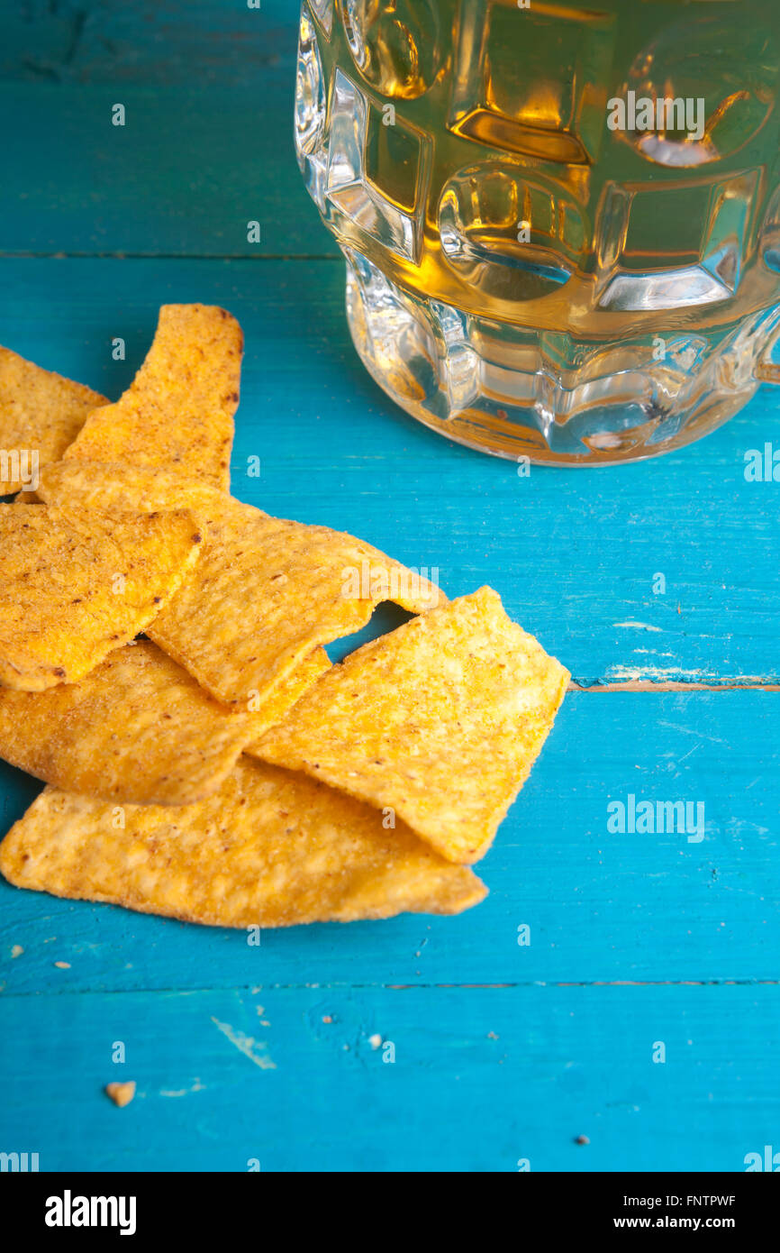 Mais-Chips und einem Krug Bier auf dem Tisch Stockfoto