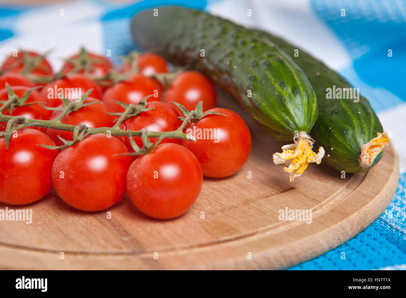 Cherry-Tomaten und Gurken auf einem hölzernen Hintergrund Stockfoto