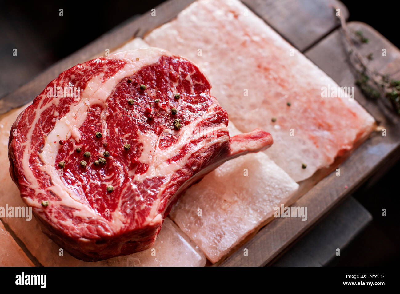 Zeile Knochen im Rib-Eye Steak auf Stücke von Salz Stockfoto