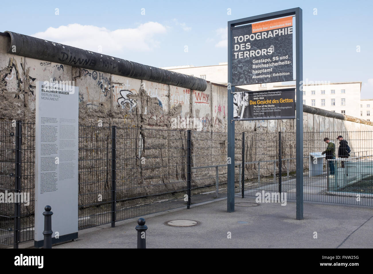 BERLIN, März 09: Berliner Mauer-Denkmal in der Niederkirchnerstraße und Topographie des Terrors in Berlin am 9. März 2016. Stockfoto
