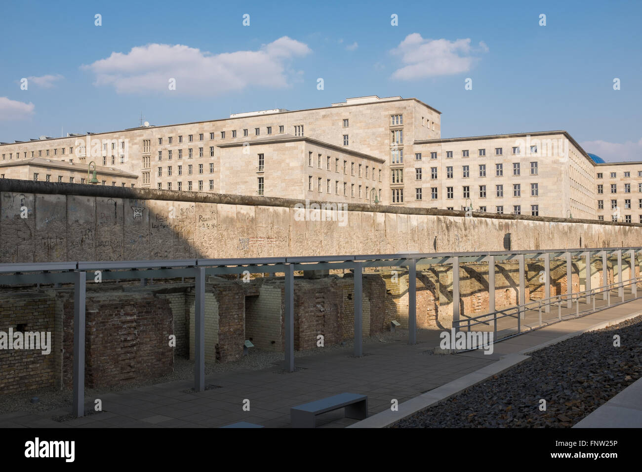 BERLIN 09 März: Berliner Mauer Denkmal und "Bundesministerium der Finanzen" in Berlin am 9. März 2016. Stockfoto