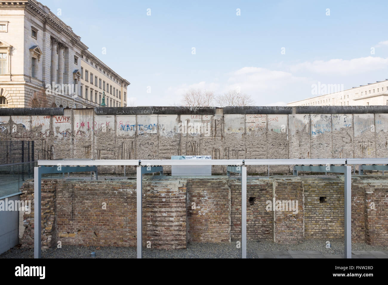 BERLIN, März 09: Berliner Mauer-Denkmal in der Niederkirchnerstraße und Topographie des Terrors in Berlin am 9. März 2016. Stockfoto