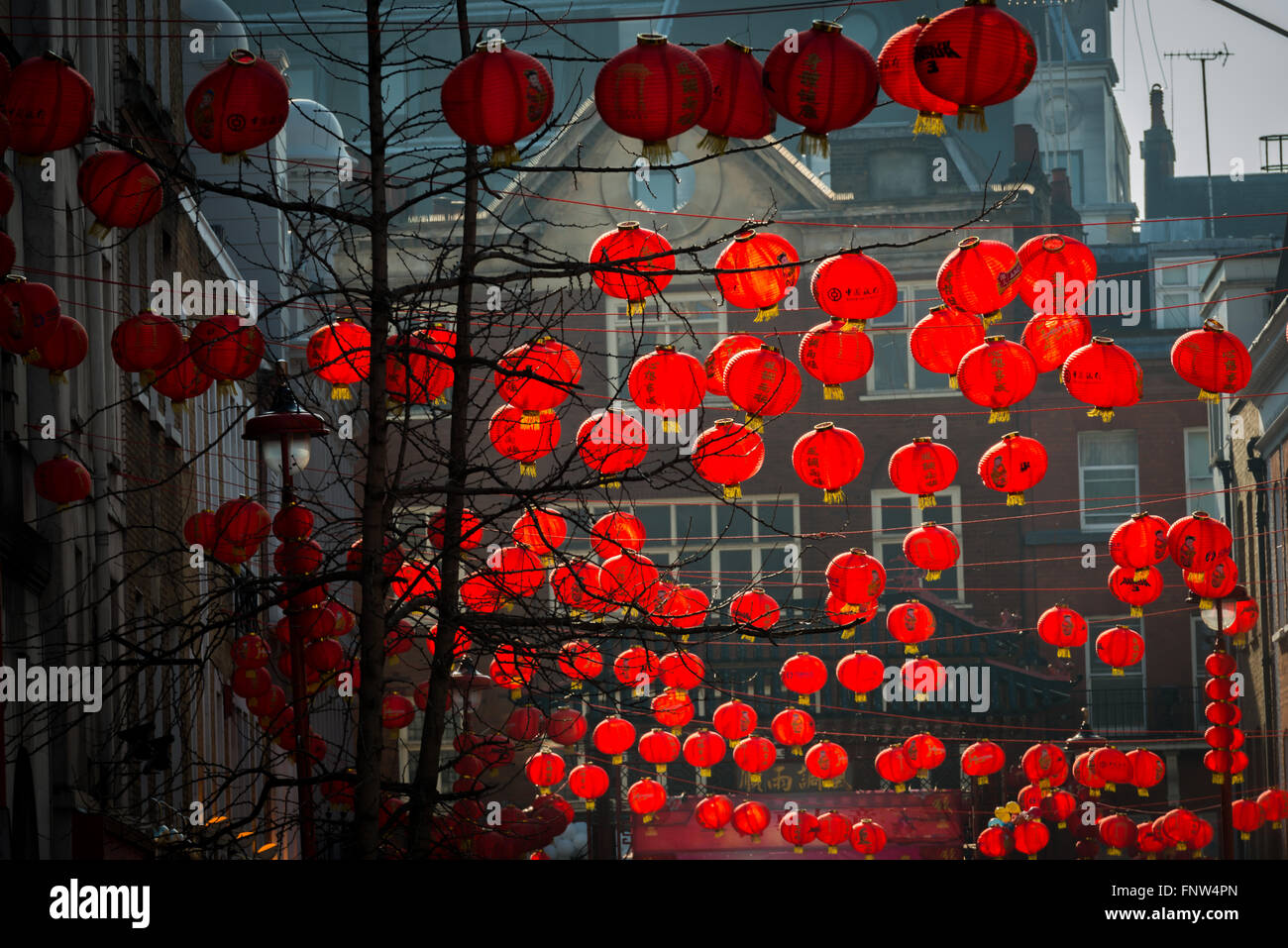 London, Vereinigtes Königreich - 13 März 2016:London Chinatown ist für Chinese New Year mit traditionellen roten Lampions geschmückt. Stockfoto