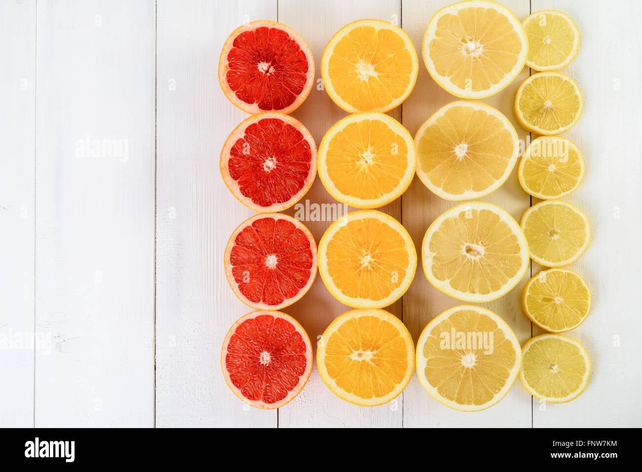 Orange, Grapefruit, Zitrone und Limette Citrus FRUCHTSCHEIBEN auf Tisch Stockfoto