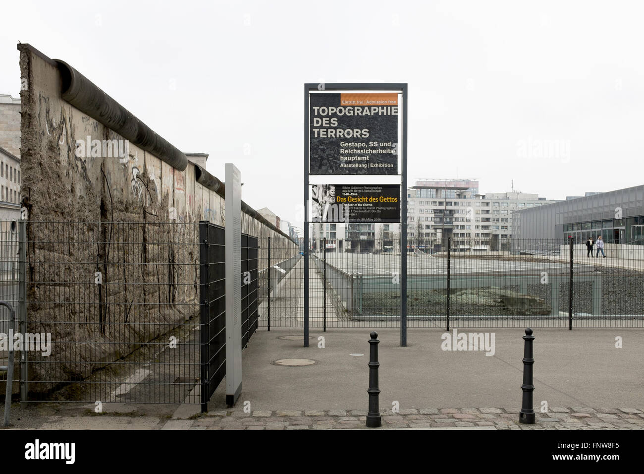 BERLIN, 11.März: Berliner Mauer Gedenkstaette (Deutsch für Berliner Mauer Denkmal) und die "Tophographie des Terrors"-Ausstellung Stockfoto