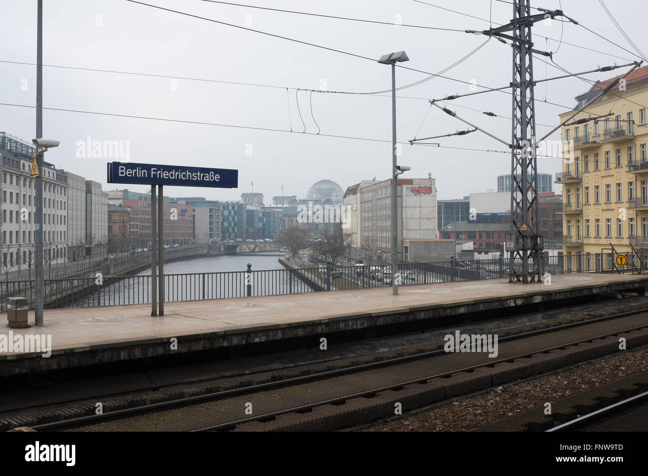 BERLIN, März 10: ein Blick auf die Spree von der Zug-station "Bahnhof Friedrichstraße" in Berlin am 10. März 2016. Stockfoto