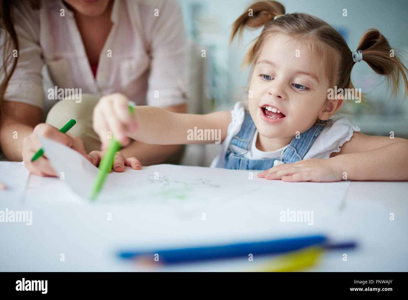 Niedliche kleine Mädchen ein Bild zeichnen Stockfoto