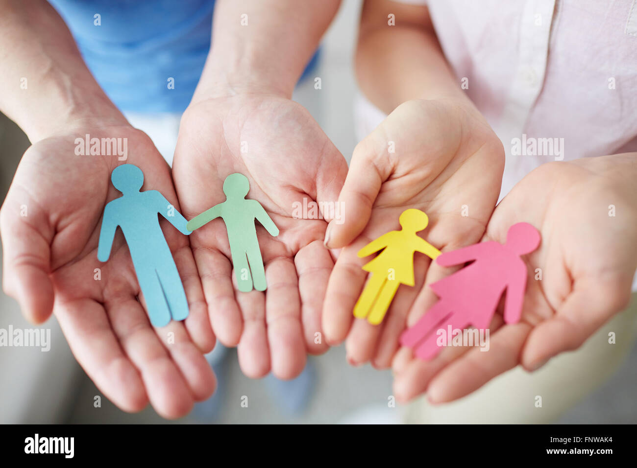 Nahaufnahme von Händen mit Papier Familie Ausschnitt Stockfoto