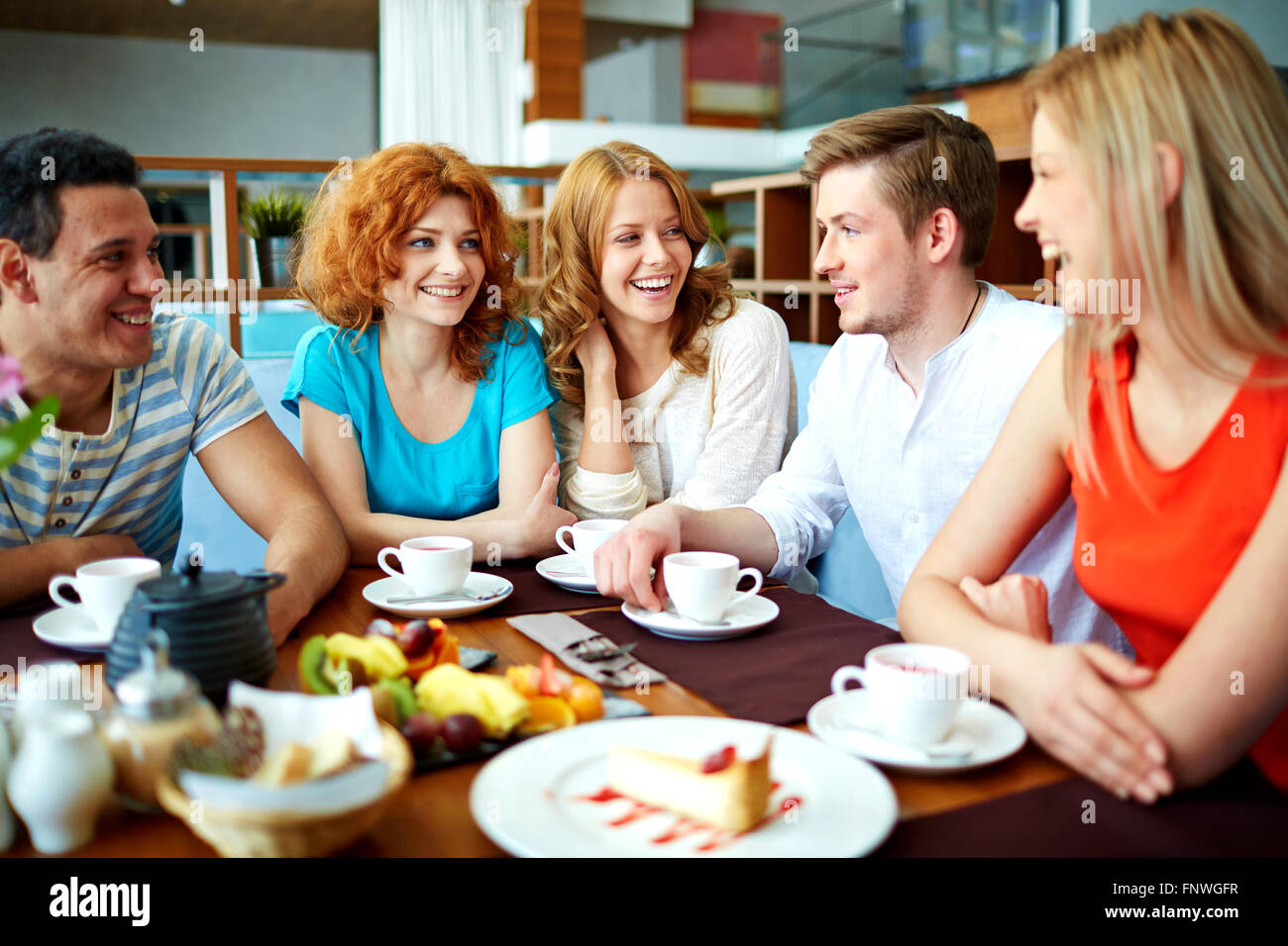 Glücklich Teenager Freunden reden von Tasse Tee im café Stockfoto