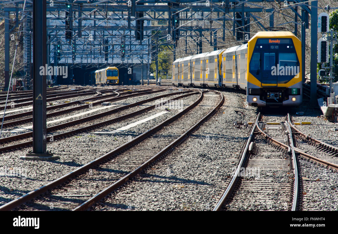 Pendler elektrische Züge kommen nach Süden in den Hauptbahnhof von der Town Hall Station. Vordergrund, M Set Millennium und hinten, Waratah ein Zug Stockfoto