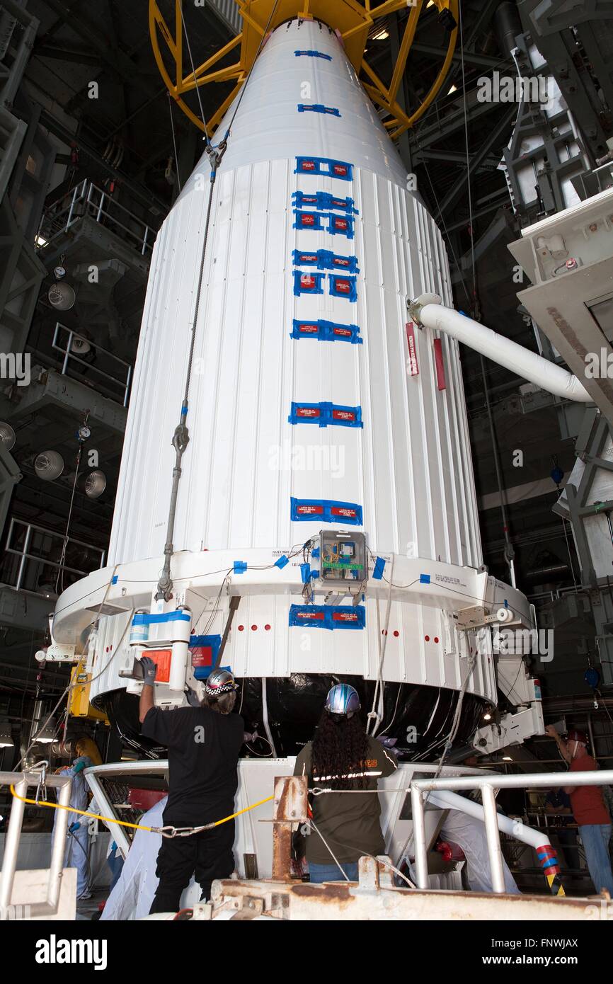 Die Cygnus OA-6-Sonde wird in Position bei Space Launch Complex 41 gebracht, an die Spitze des Wartens United Launch Alliance Atlas V-Rakete am Kennedy Space Center 14. März 2016 in Cape Canaveral, Florida befestigt werden. Die Cygnus soll starten am 22. März, Hardware und Zubehör zur internationalen Raumstation ISS zu liefern. Stockfoto