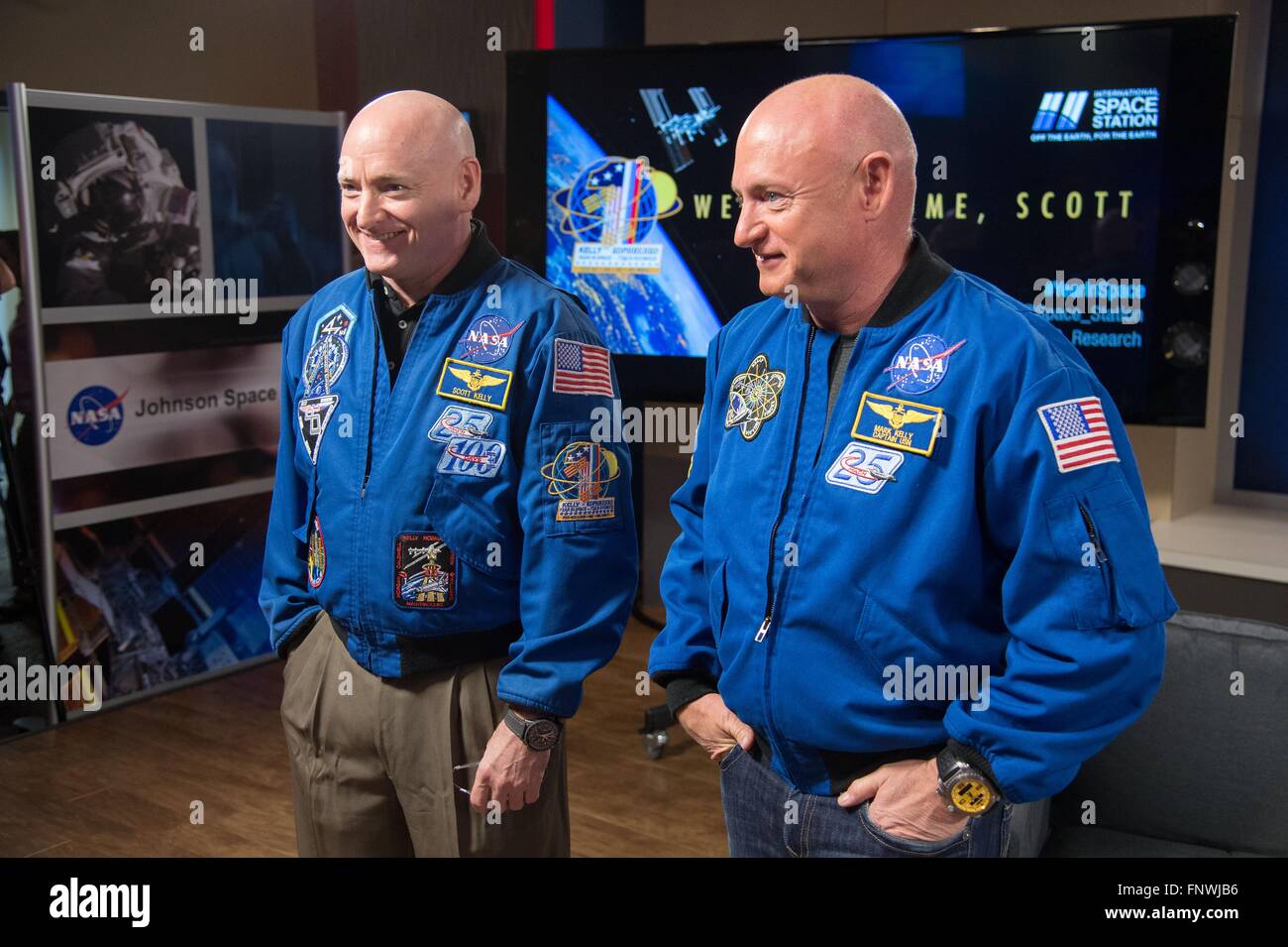 NASA-Astronaut Scott Kelly, links, zusammen mit seinem Zwillingsbruder, ehemaliger Astronaut Mark Kelly, nach einer Pressekonferenz am Johnson Space Center 4. März 2016 in Houston, Texas. Scott Kelly werden die ersten US-Astronaut, ein ganzes Jahr im Raum nach seiner Rückkehr am 2. März von der internationalen Raumstation ISS zu verbringen. Stockfoto