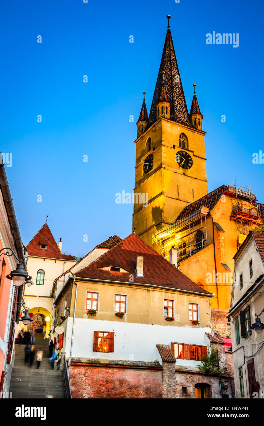 Sibiu, Rumänien. Evangelische Kirche, erbaut im Jahre 1530 Huetplatz, gesehen vom mittelalterlichen Unterstadt Stadt, Transylvania. Stockfoto