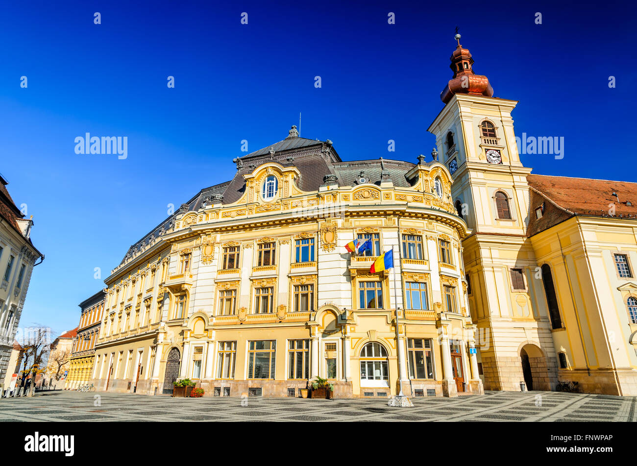 Sibiu, Rumänien. Großer Platz mit Rathaus, majestätischen Attraktion von Transylvania mittelalterliche Stadt. Stockfoto