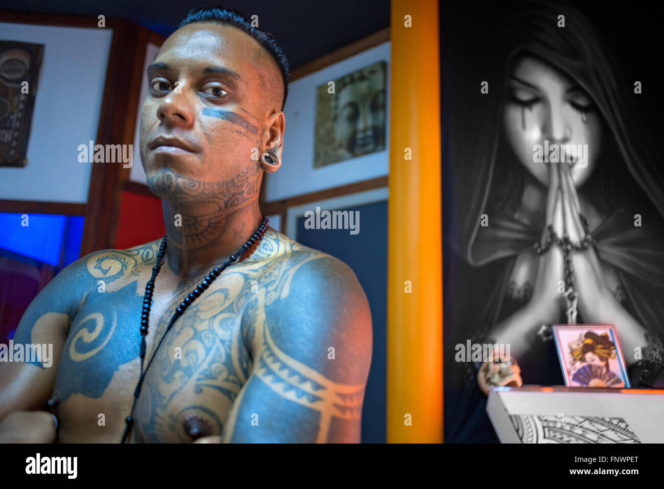 Tahiti-Tattoo-Shop in Papeete Stadt. Tahiti, Französisch-Polynesien, Papeete Hafen, Tahiti Nui, Gesellschaftsinseln, Französisch-Polynesien, Stockfoto