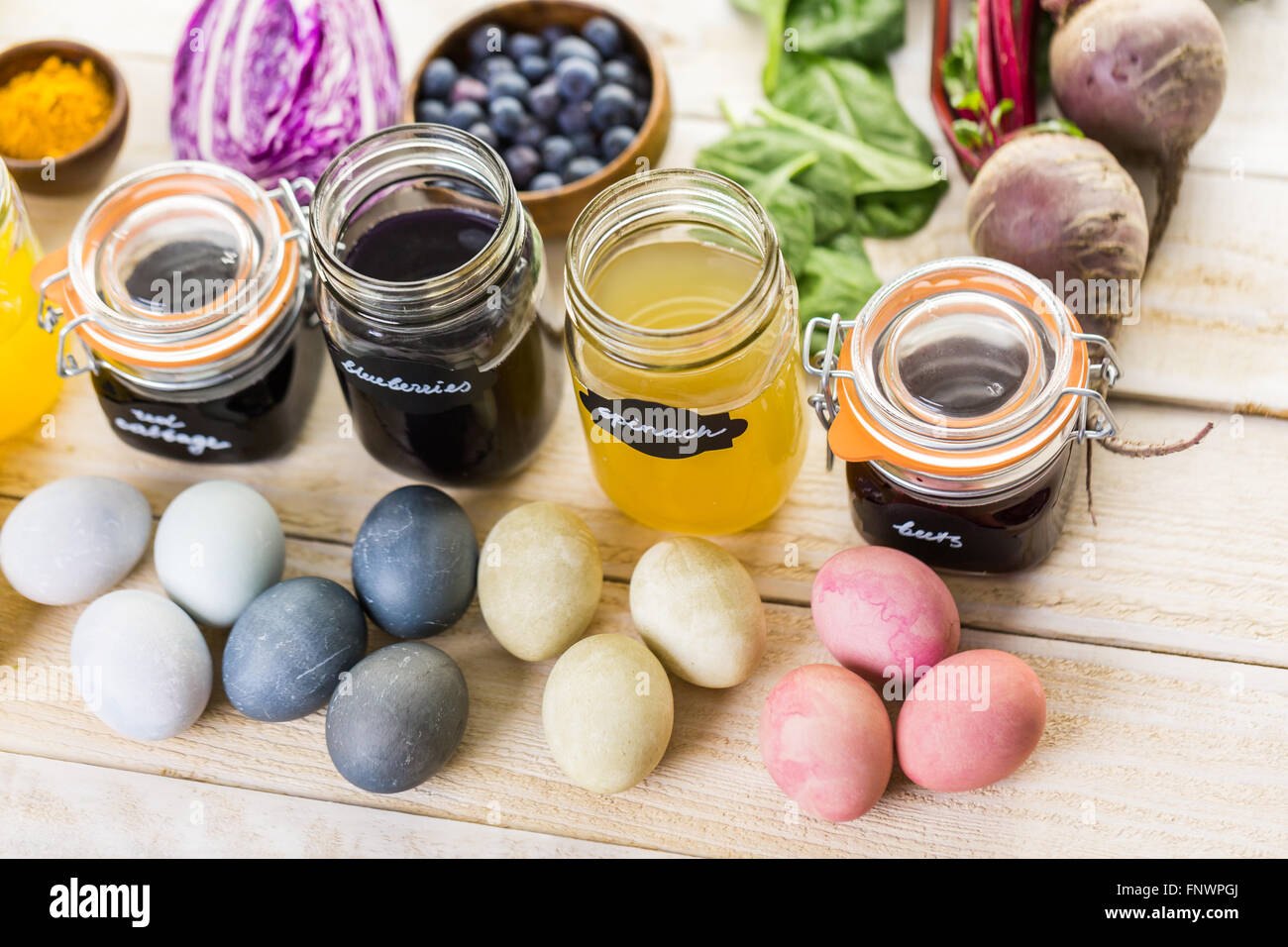 Ostereier bemalt mit natürliche Eierfarbe aus Obst und Gemüse. Stockfoto