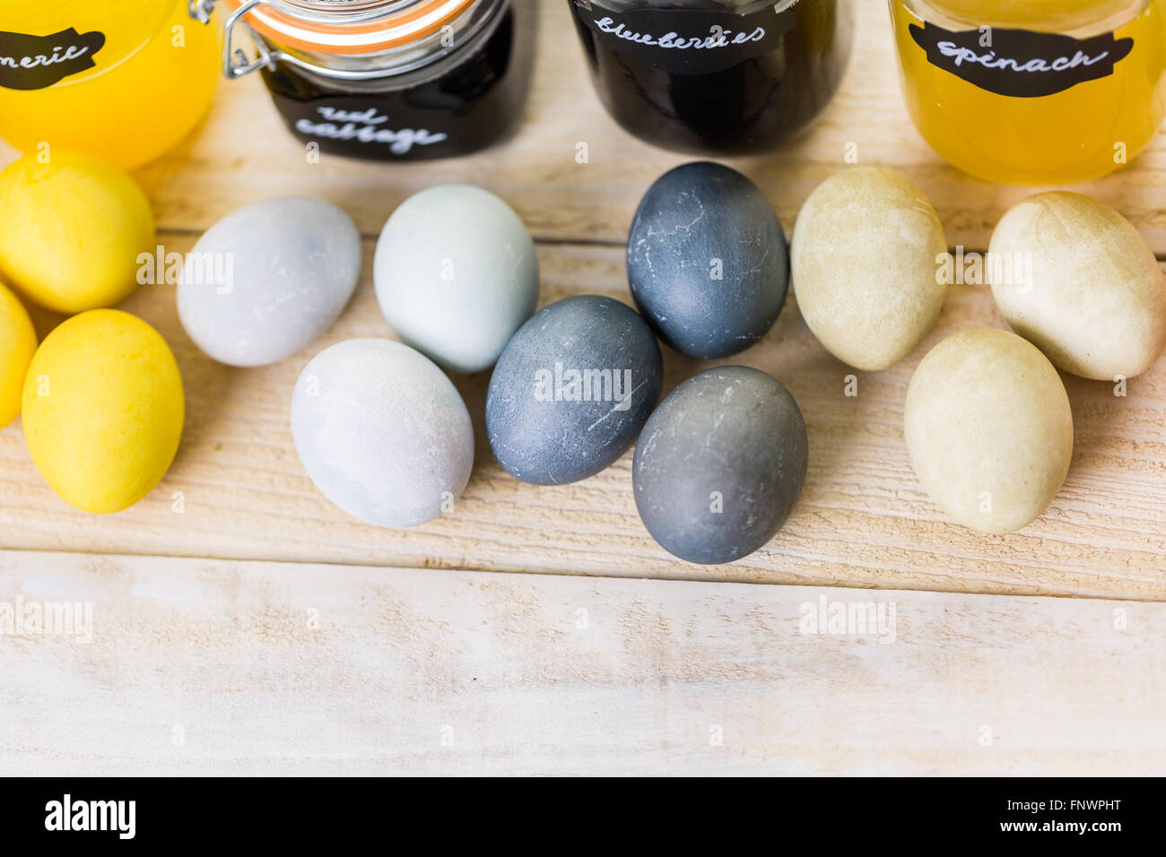 Ostereier bemalt mit natürliche Eierfarbe aus Obst und Gemüse. Stockfoto