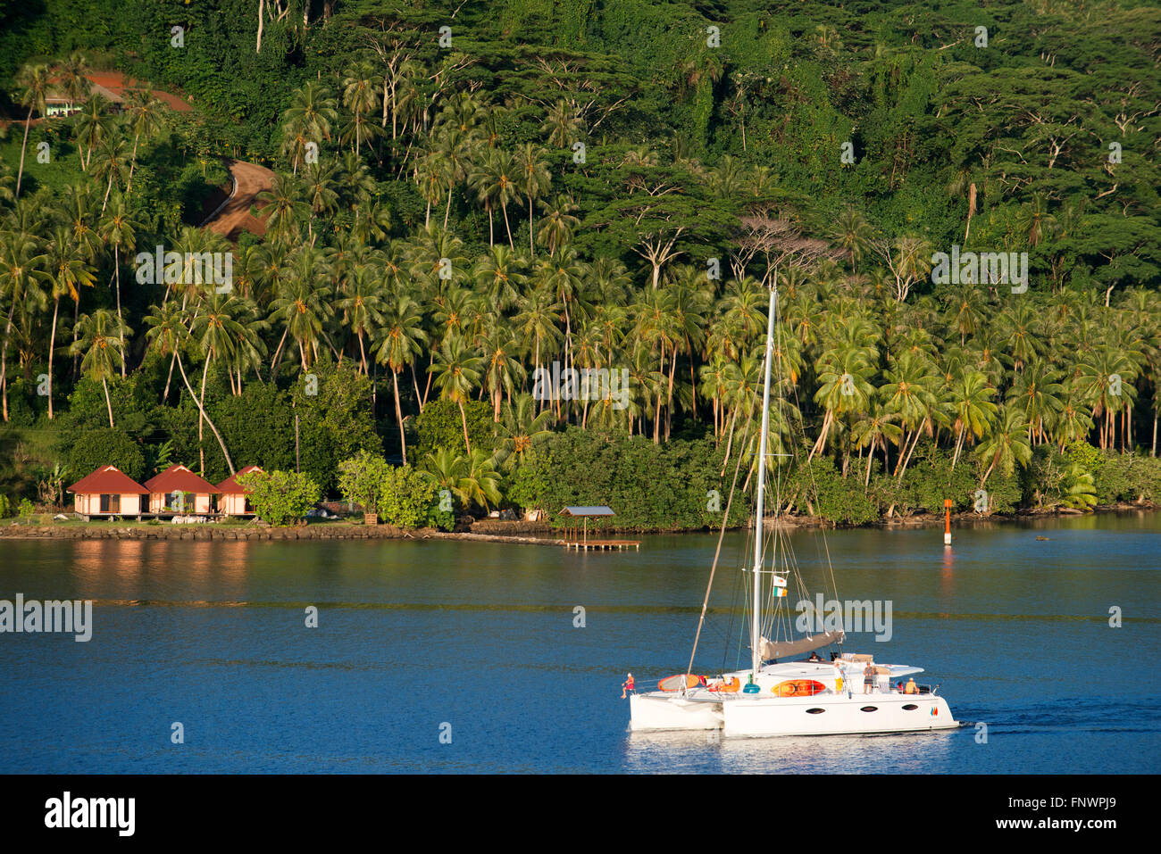 Ein Kreuzfahrt-Katamaran in der Bucht von Hamanee in Tahaa, Französisch-Polynesien, Gesellschaftsinseln, Pazifische Inseln, Pazifik. Stockfoto