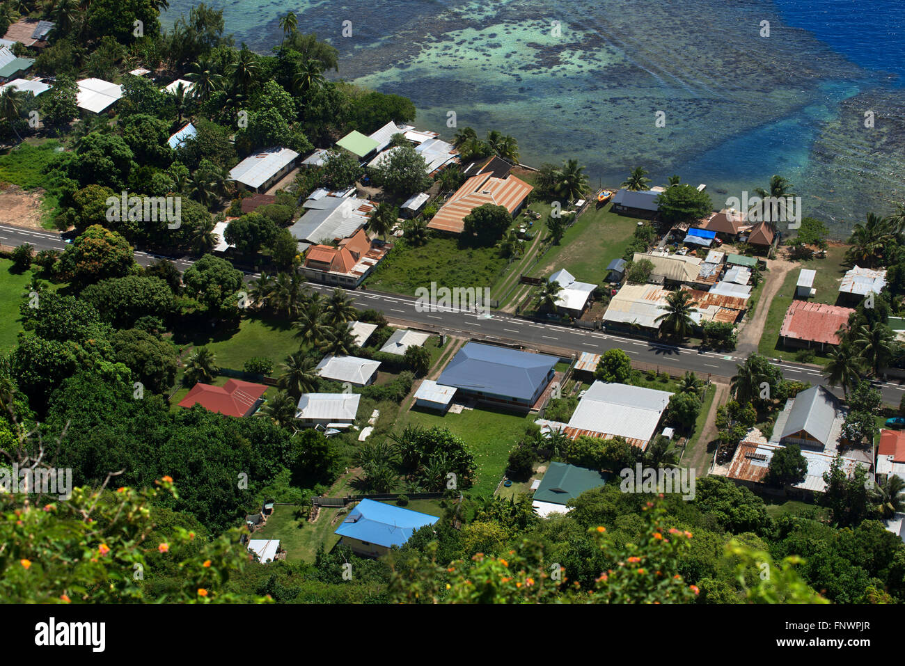 Typische Häuser, Straße, und siehe, Moorea Insel (Luftbild), Windward-Inseln, Gesellschaftsinseln, Französisch-Polynesien, Pazifischen Ozean. Stockfoto