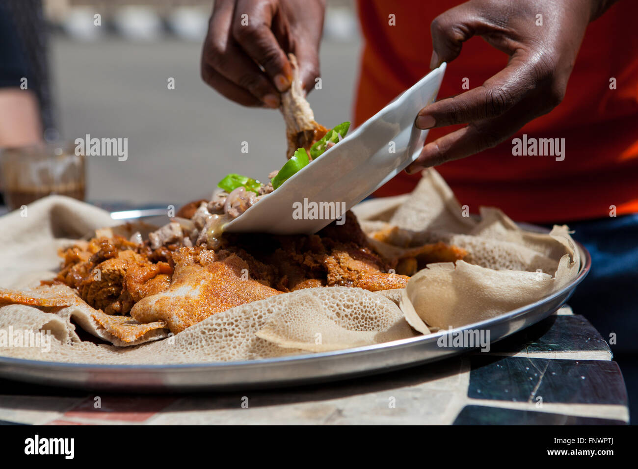 Äthiopische Küche Charateristically besteht aus würzigen Fleisch- und Gemüsegerichte serviert auf Injera. Stockfoto