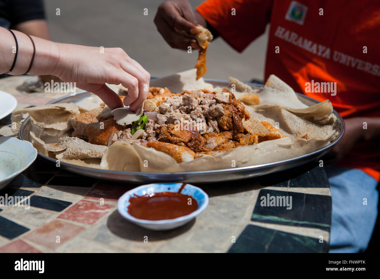 Äthiopische Küche Charateristically besteht aus würzigen Fleisch- und Gemüsegerichte serviert auf Injera. Stockfoto