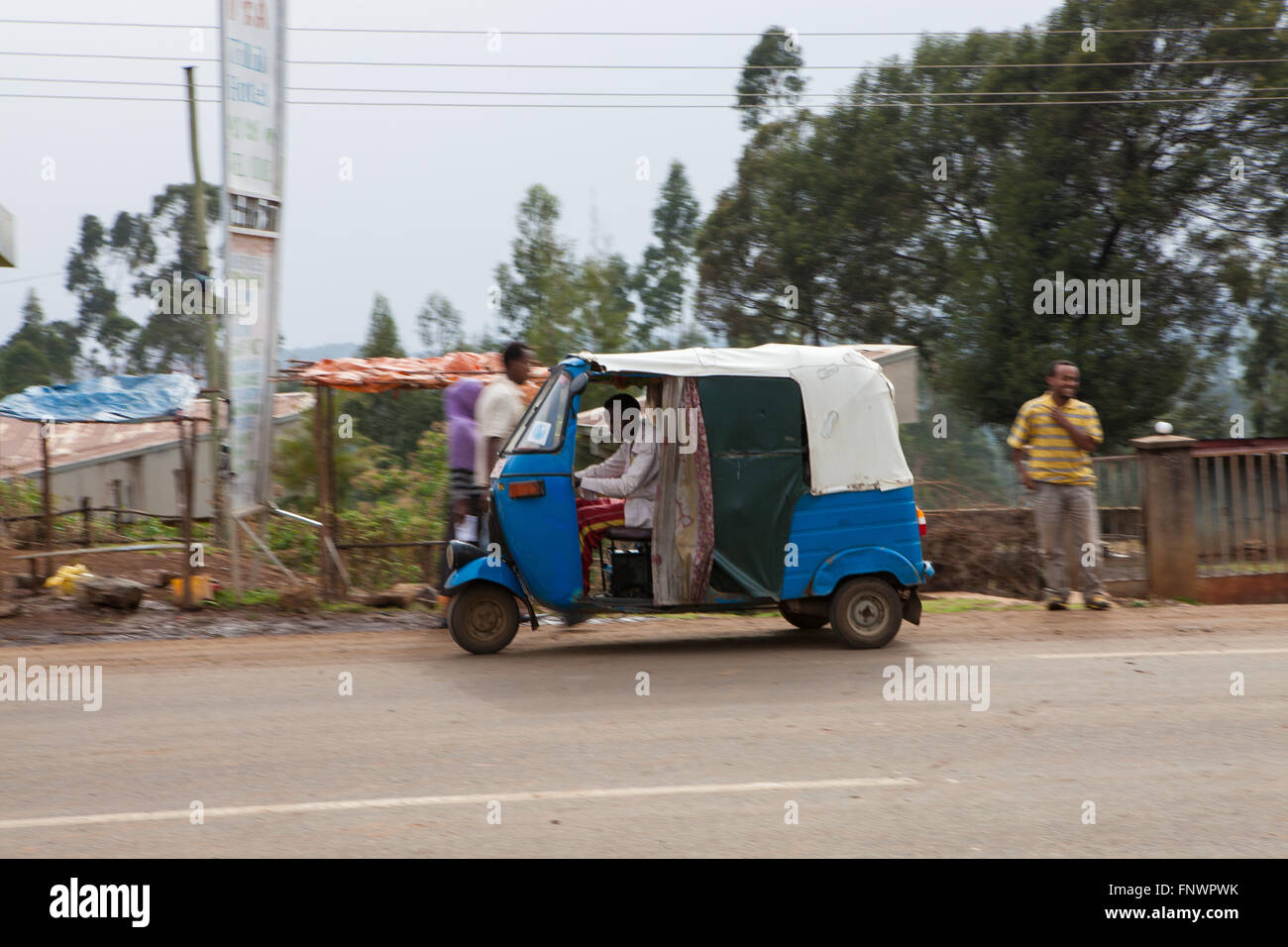 Ein Dreirad Taxi bekannt als ein Bajaj fahren auf der Straße, Äthiopien, Afrika Stockfoto