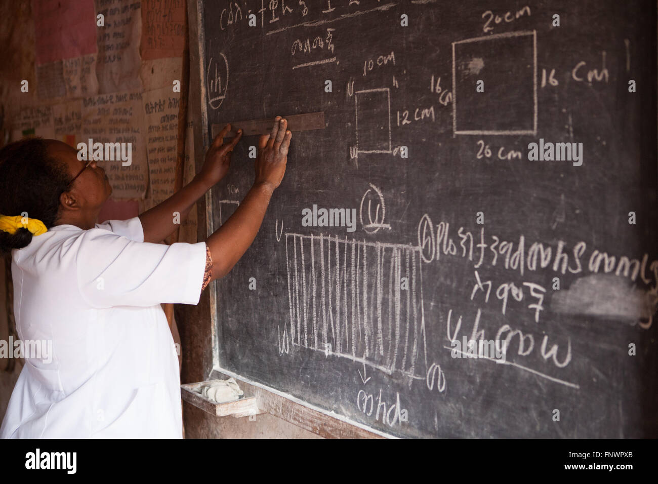 Ein Lehrer schreibt an die Tafel in ihrem Klassenzimmer in Finote Selam Äthiopien Afrika Stockfoto