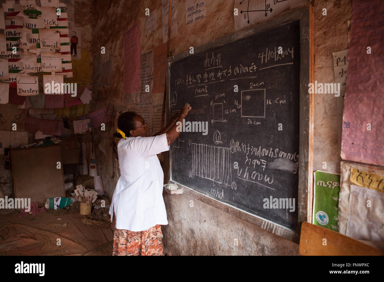 Ein Lehrer schreibt an die Tafel in ihrem Klassenzimmer in Finote Selam, Äthiopien, Afrika Stockfoto