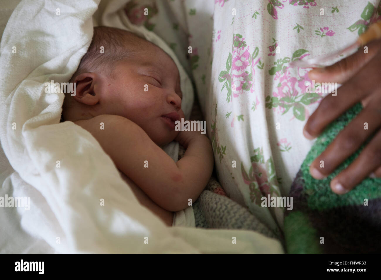 Ein neugeborenes Baby liegt mit seiner Mutter auf der Krankenstation, Äthiopien, Afrika Stockfoto