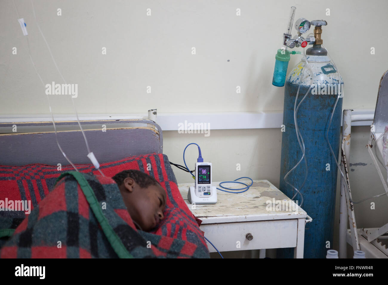 Ein kleiner Junge von einem Lifebox in der Intensivstation, Addis Ababa, Äthiopien überwacht. Stockfoto