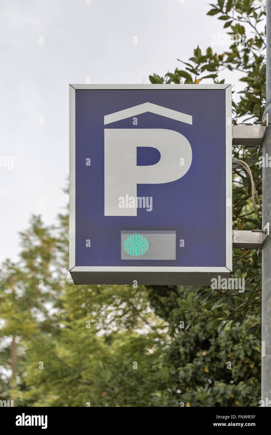 Verkehr für öffentlichen Parkplatz Zeichen und bezahlt frei Parkzonen mit Ampel, Nahaufnahme Stockfoto