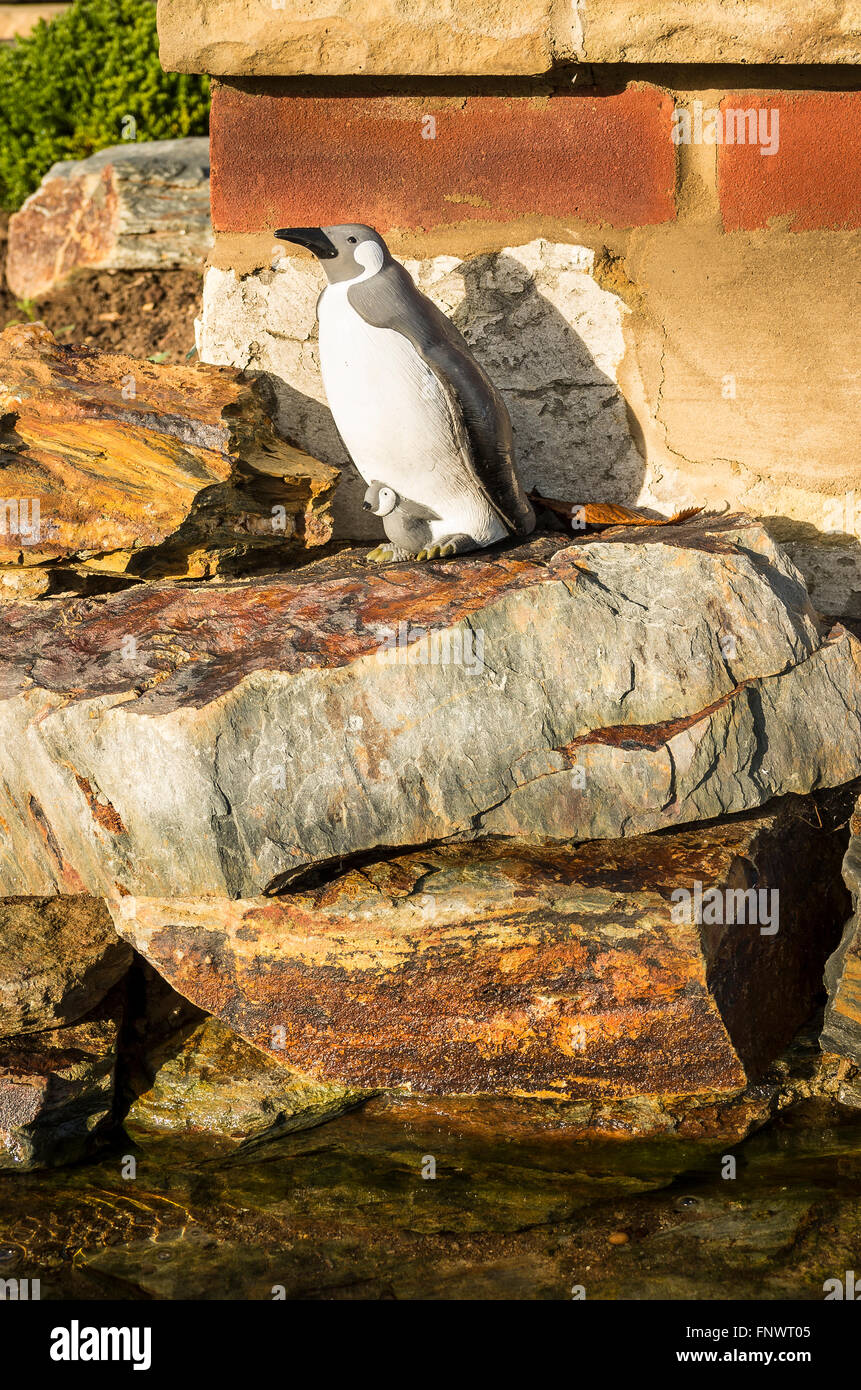 Felsen der walisischen Schiefer, die Bestandteil einer neuen Garten Wasserspiel Stockfoto