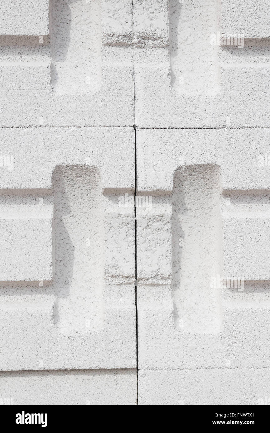 Baumaterial belüftet Betonblöcke an einem Gebäude in der Basis Stockfoto