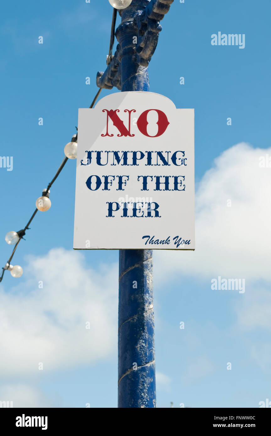 "Keine Jumping Off the Pier" anmelden Eastbourne Pier, England, UK Stockfoto