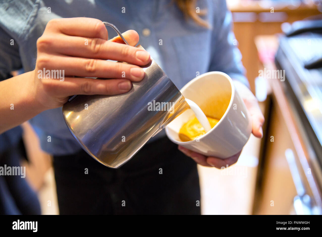 Nahaufnahme von Frau Kaffeezubereitung im Shop oder café Stockfoto