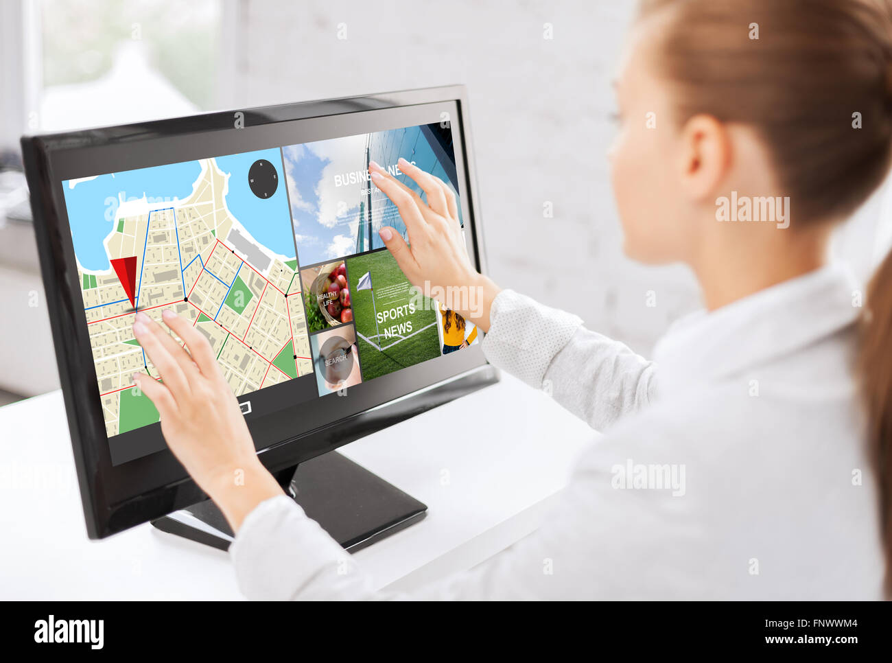 Geschäftsfrau mit Computer-Touchscreen im Büro Stockfoto