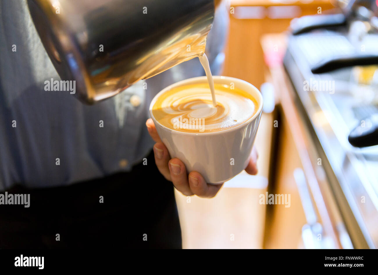 Nahaufnahme von Frau Kaffeezubereitung im Shop oder café Stockfoto