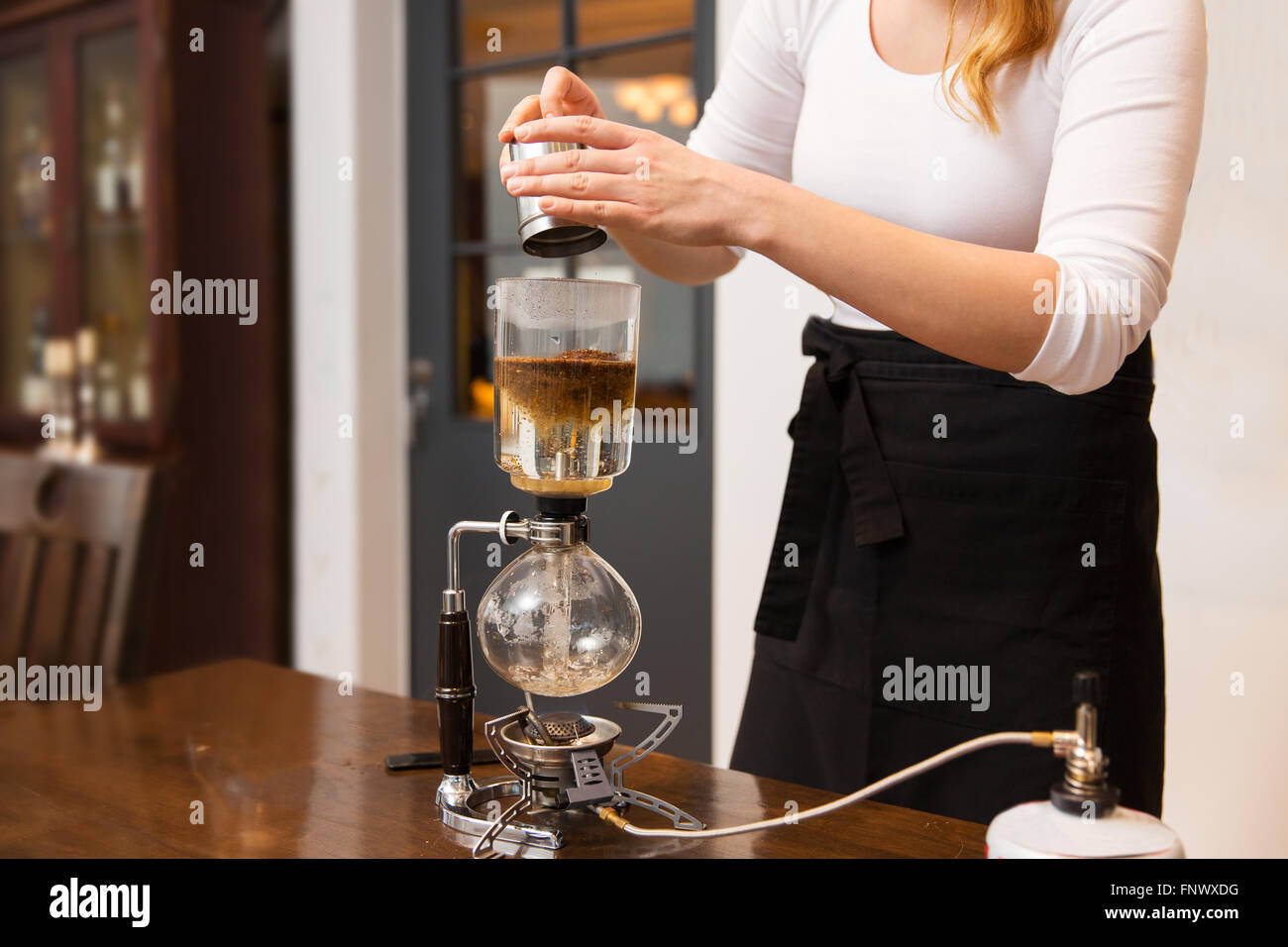 Nahaufnahme von Frau mit Siphon Kaffeemaschine und Topf Stockfoto