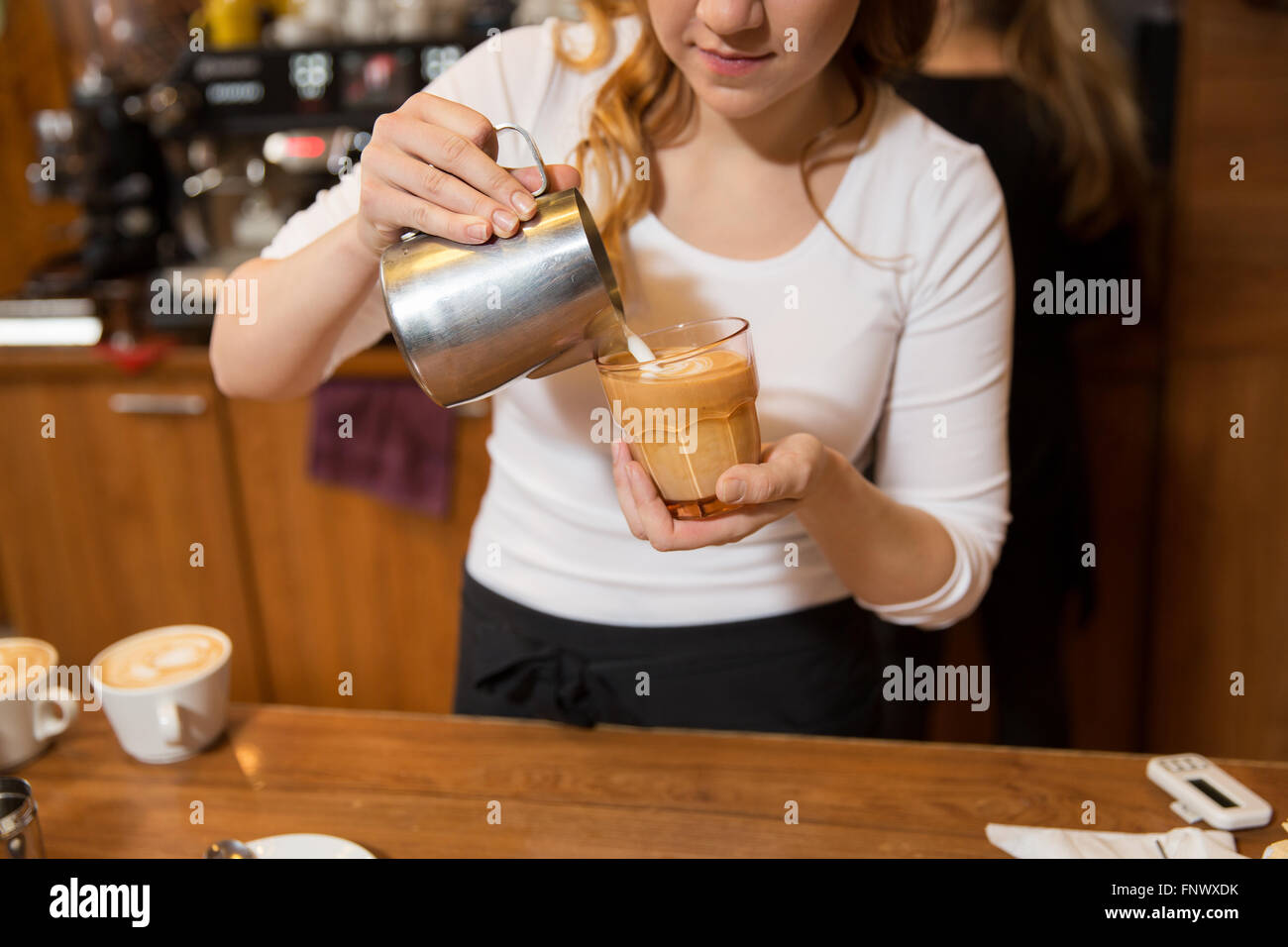 Nahaufnahme von Frau Kaffeezubereitung im Shop oder café Stockfoto