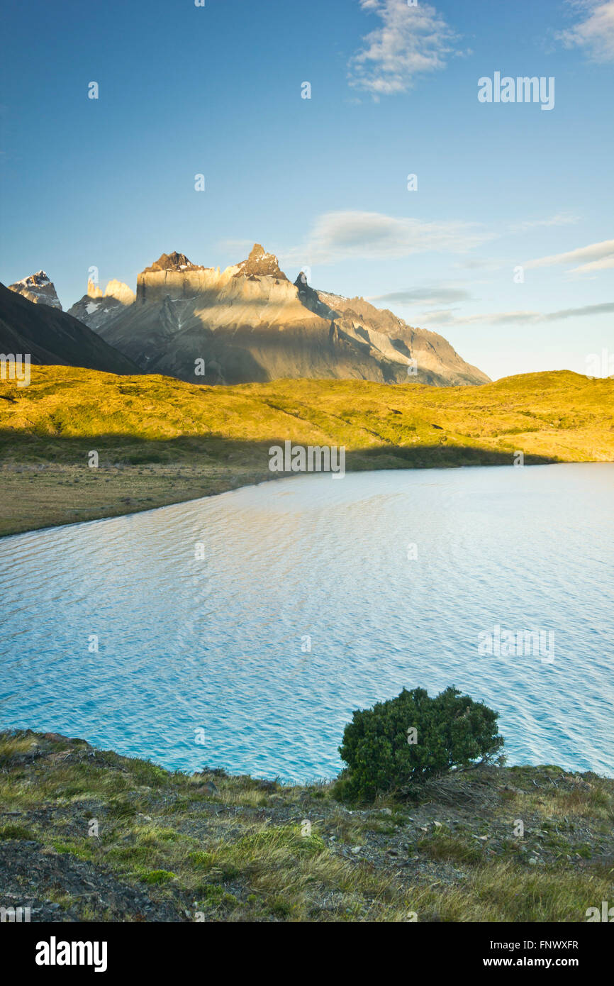 Torres del Paine See Pehoe in Patagonien mit Felswände Stockfoto