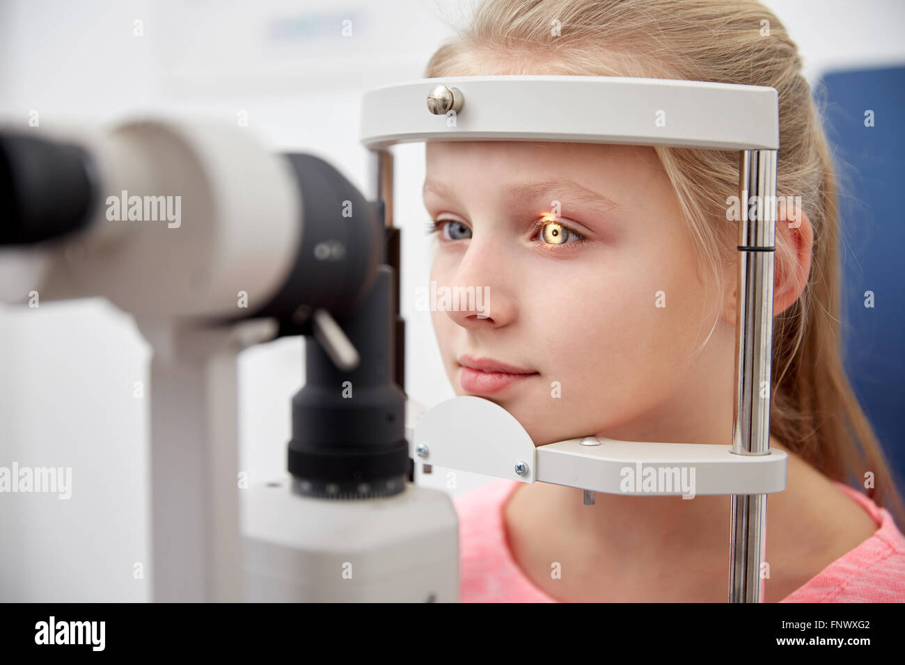 Mädchen, die Vision mit Tonometer Augenklinik überprüfen Stockfoto
