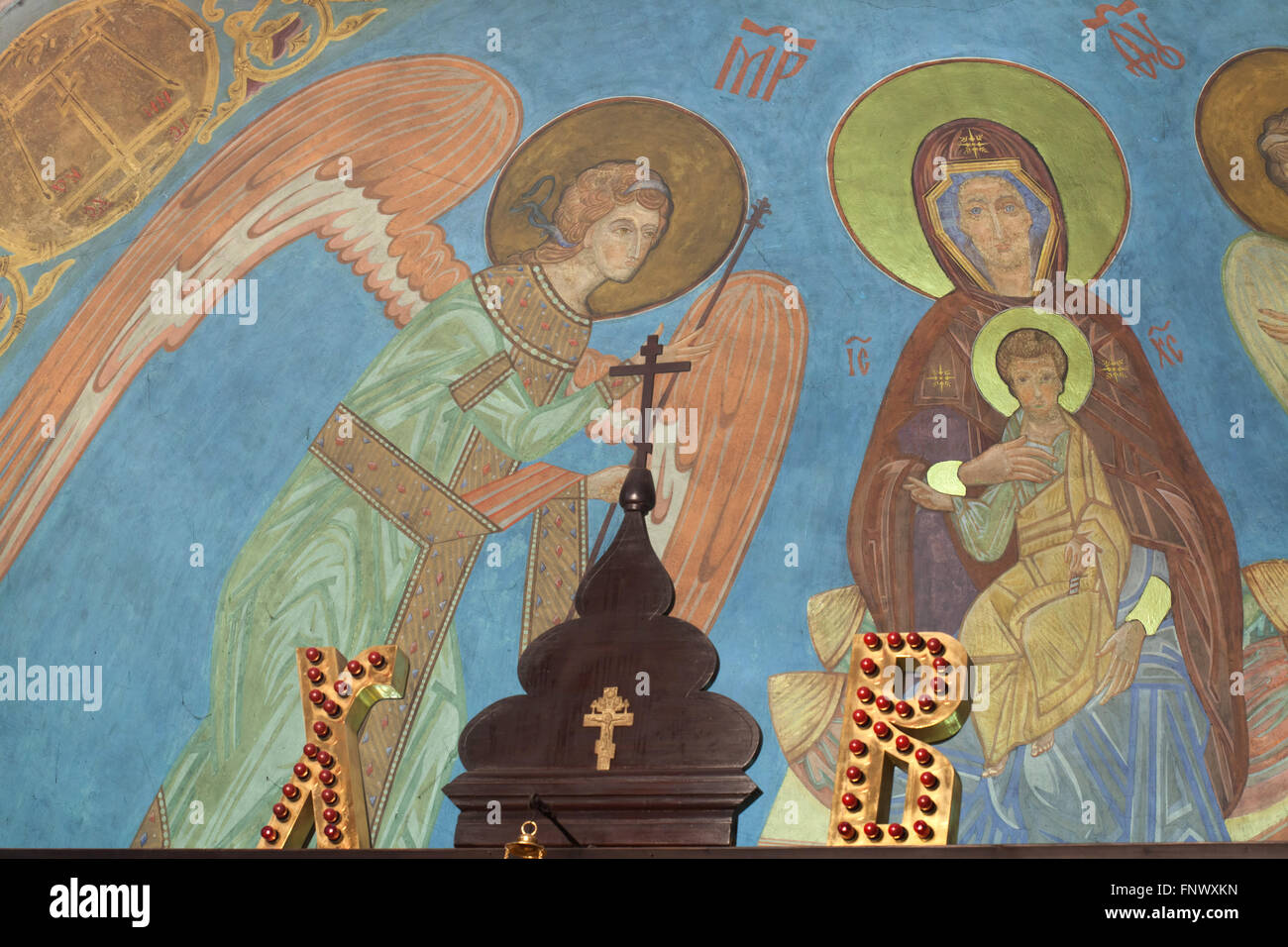 Jungfrau Maria mit Kind und zwei Erzengel. Wandmalerei von russischen Ikonenmaler Andrei Ryazanov (1885-1950) in der Apsis der Dormitio-Kirche auf dem Friedhof Olsany in Prag, Tschechische Republik. Die Dormitio-Kirche vom russischen Architekten Vladimir Brandt (1887-1944) wurde 1924-1925 von der russischen weißen Emigration in der Tschechoslowakei gebaut. Wandmalereien wurden 1941-1945 von Gruppe von russischen Ikonenmaler nach Entwurf von berühmten russischen Buchillustrator Ivan Bilibin (1876-1942) von 1926-1928 realisiert. Stockfoto