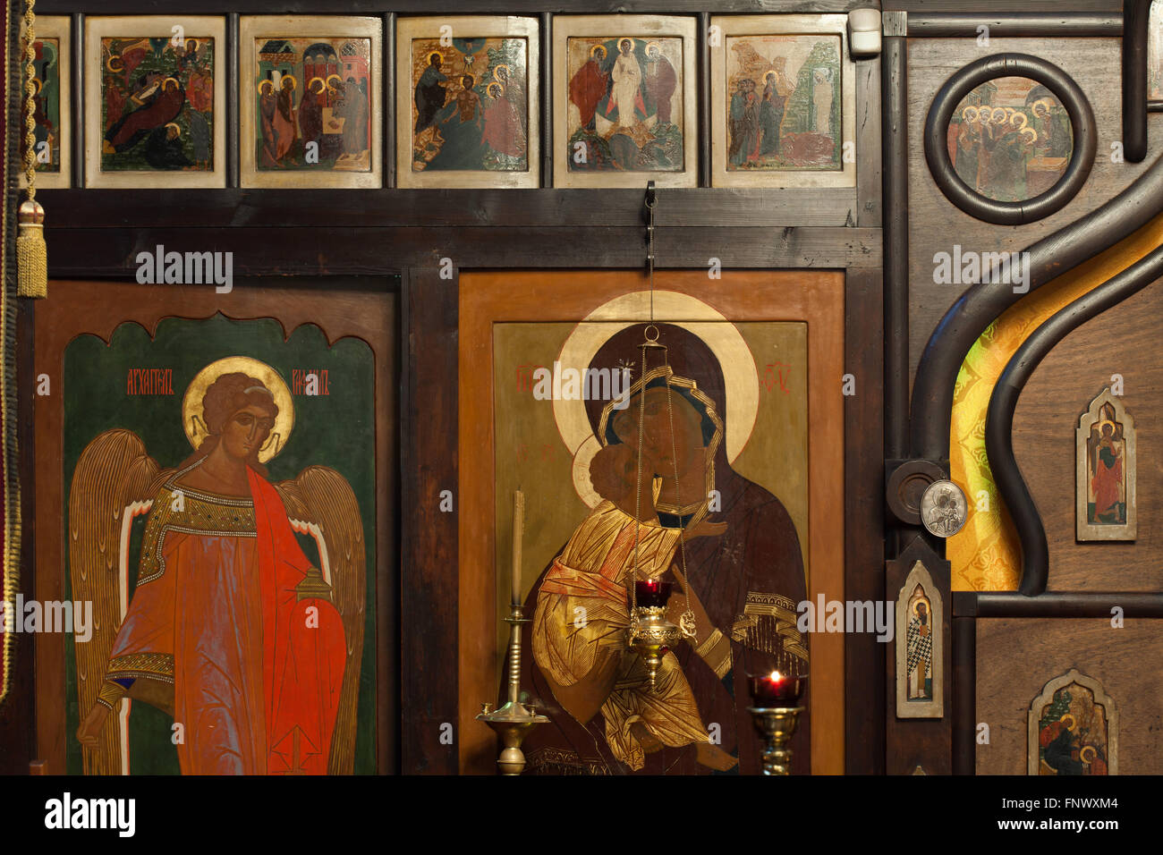 Erzengel Raphael und der Gottesmutter von Wladimir. Icons von russischen Ikonenmaler Kirill Katkov (1905-1995) in der Ikonostase der Uspenski-Kirche auf dem Friedhof Olsany in Prag, Tschechische Republik. Die Dormitio-Kirche vom russischen Architekten Vladimir Brandt (1887-1944) wurde 1924-1925 von der russischen weißen Emigration in der Tschechoslowakei gebaut. Wandmalereien wurden 1941-1945 von Gruppe von russischen Ikonenmaler nach Entwurf von berühmten russischen Buchillustrator Ivan Bilibin (1876-1942) von 1926-1928 realisiert. Stockfoto