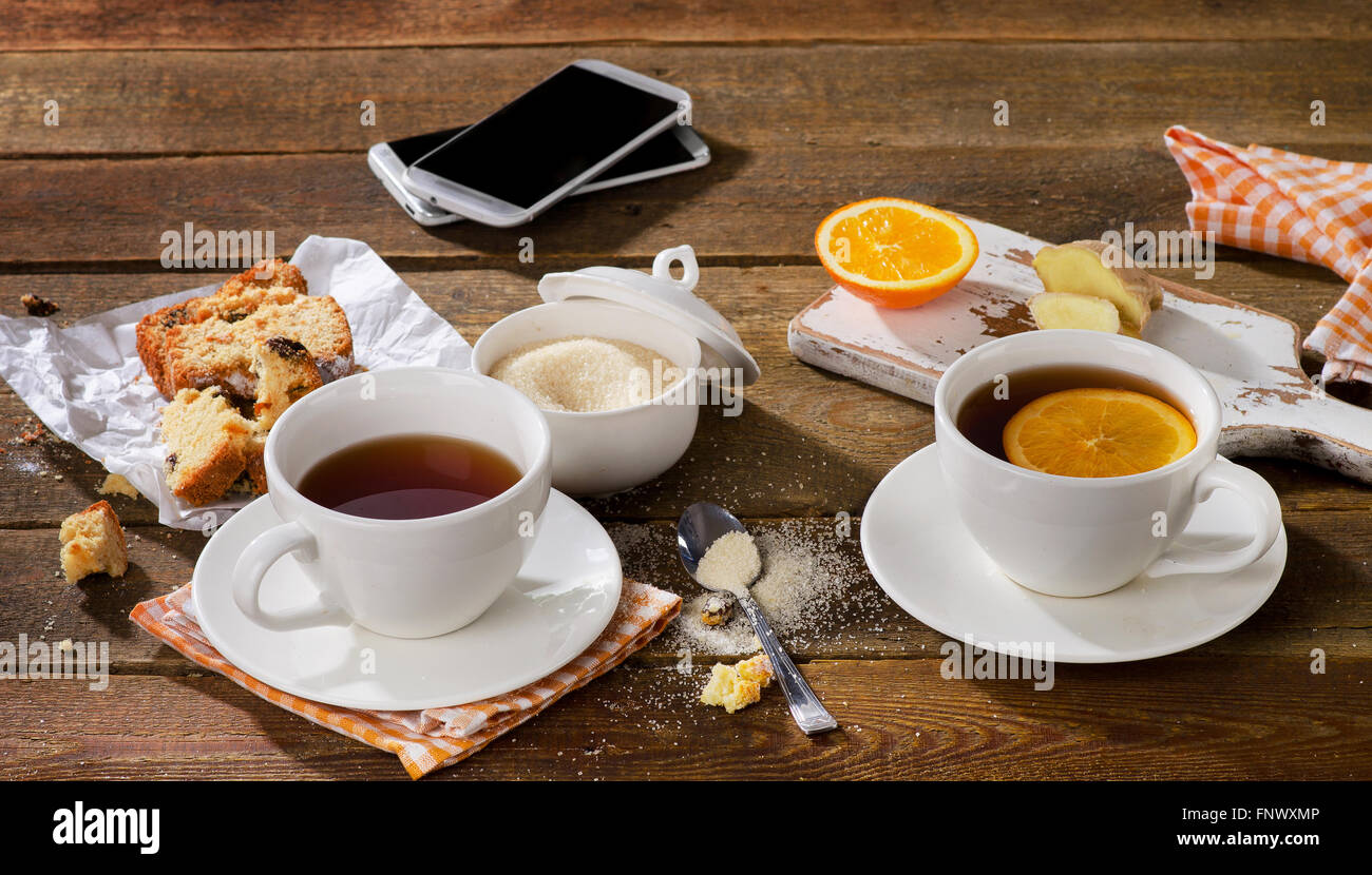 Zwei Tassen Tee mit süßen Kuchen. Ansicht von oben Stockfoto