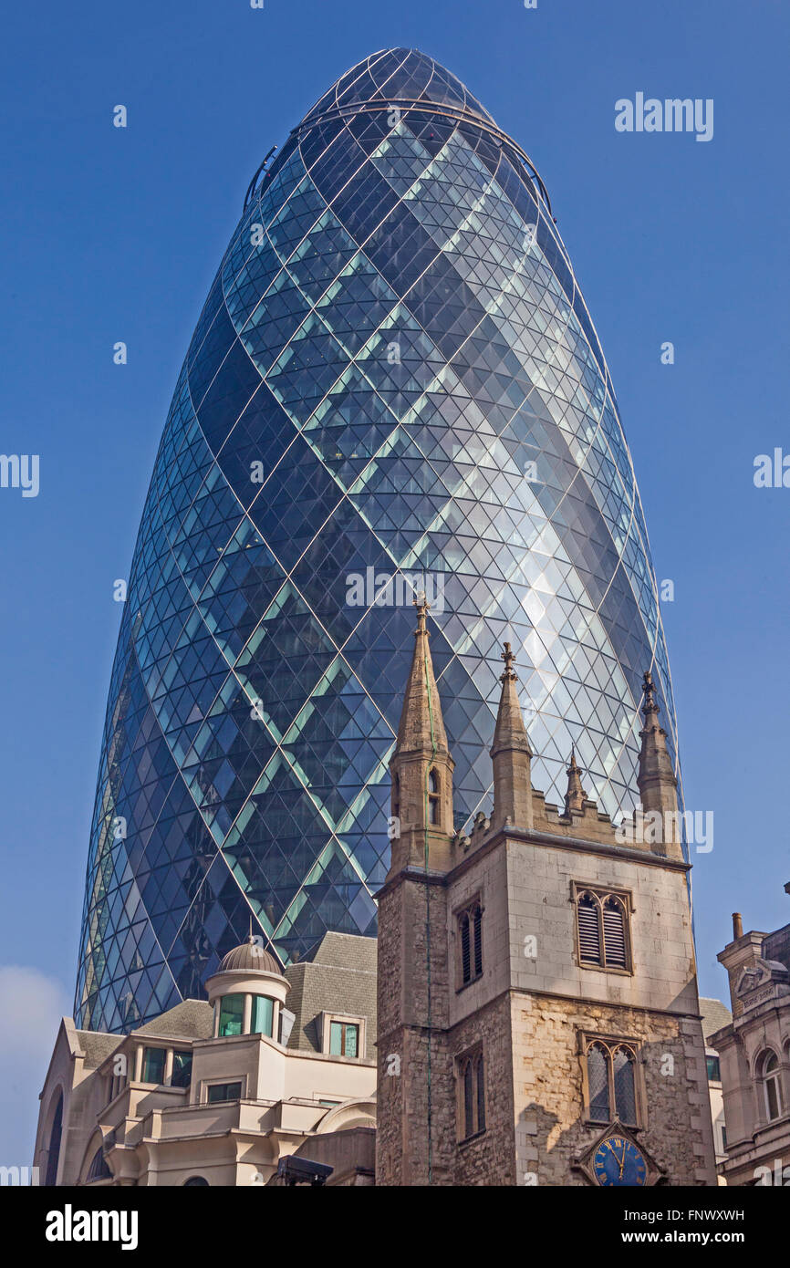 Stadt von London gegensätzliche Baustile, mit den mittelalterlichen Turm von St. Andrew Undershaft überschattet die Gurke Stockfoto