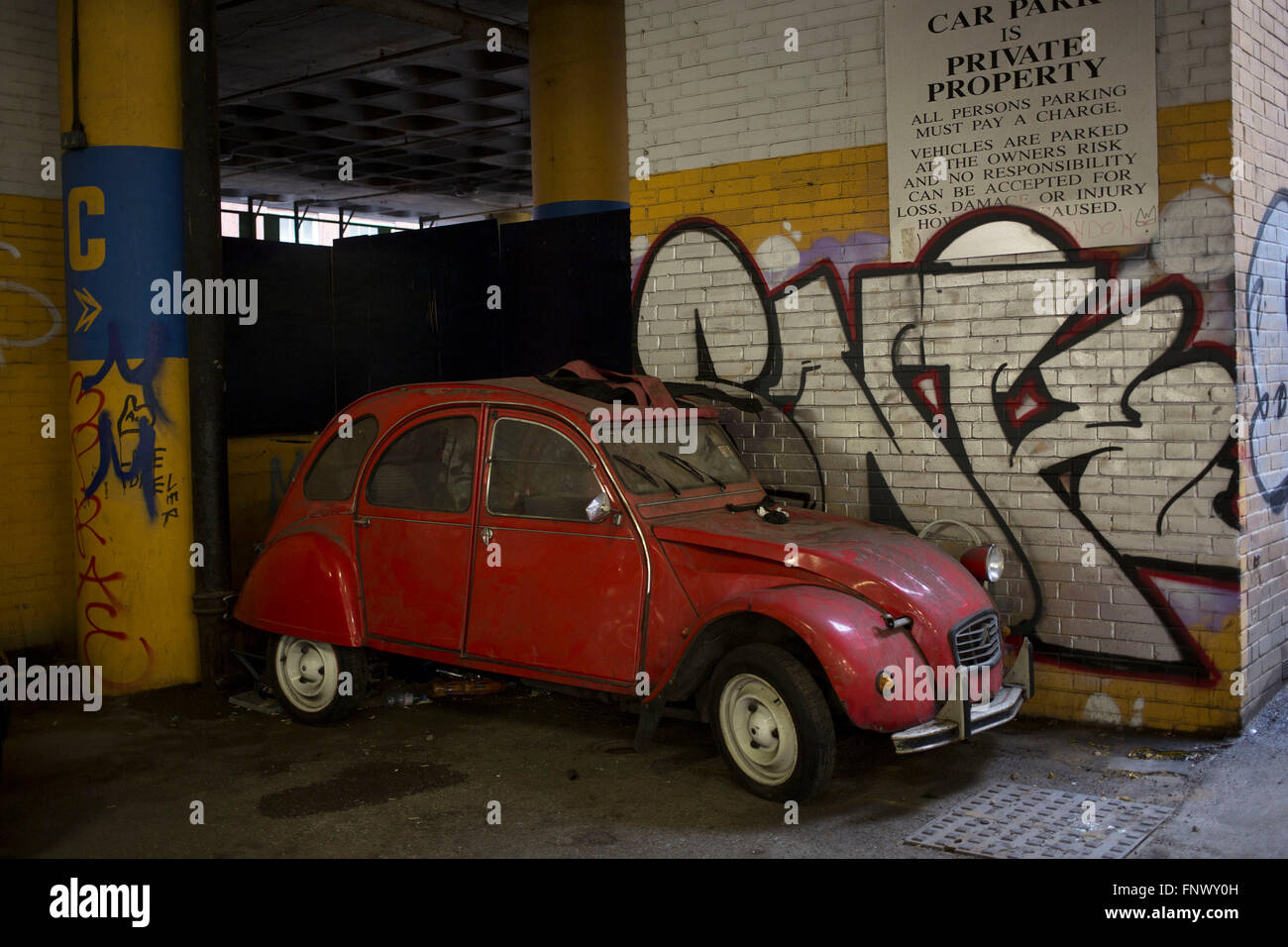 Schmutzige alte Citroen 2CV Auto gebrochen. London, England, Vereinigtes Königreich. Citroen 2CV (Französisch: Deux Chevaux oder Deux Chevaux Vapeur) ist einen Frontmotor, Frontantrieb und luftgekühlte Kleinwagen auf der 1948 Paris Mondial de l ' Automobile vorgestellt und von Citroën für die Baujahre 1948 – 1990 hergestellt. Stockfoto