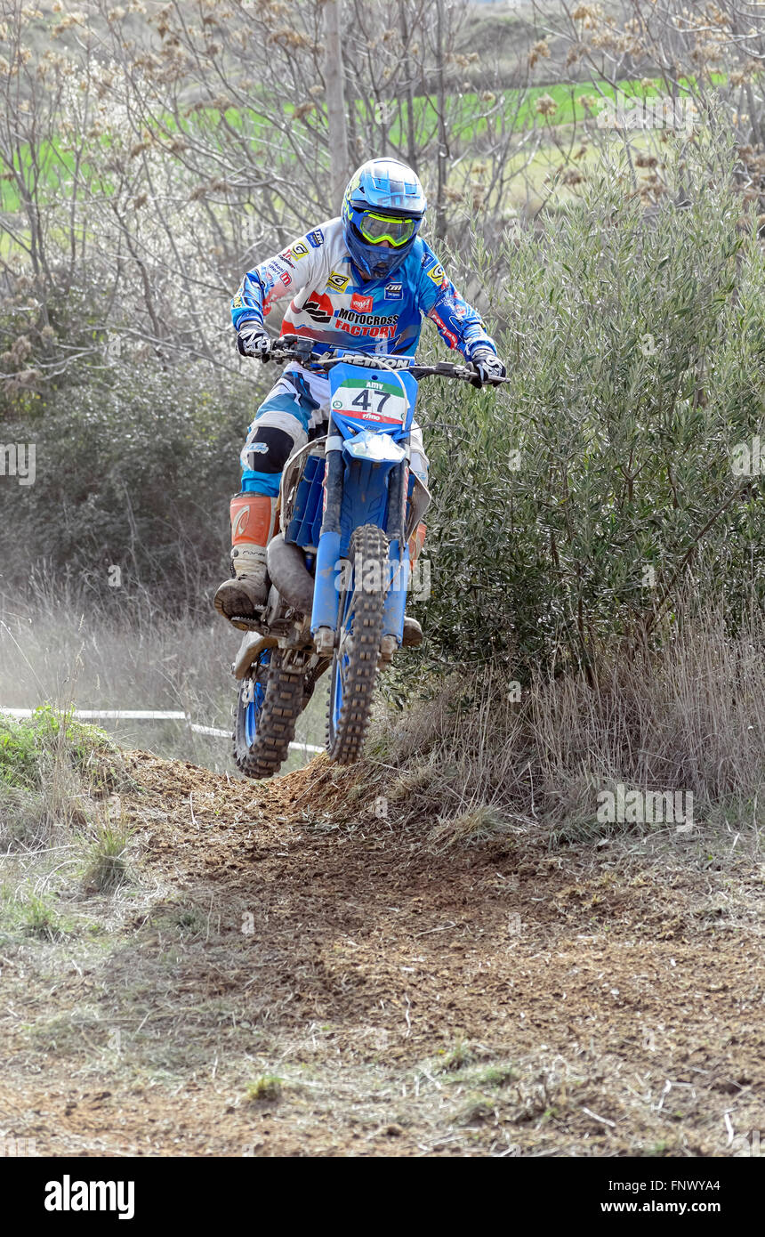 Spanien cross Country Meisterschaft. Motorradfahrer springt mit seinem Motocross Motorrad. Stockfoto