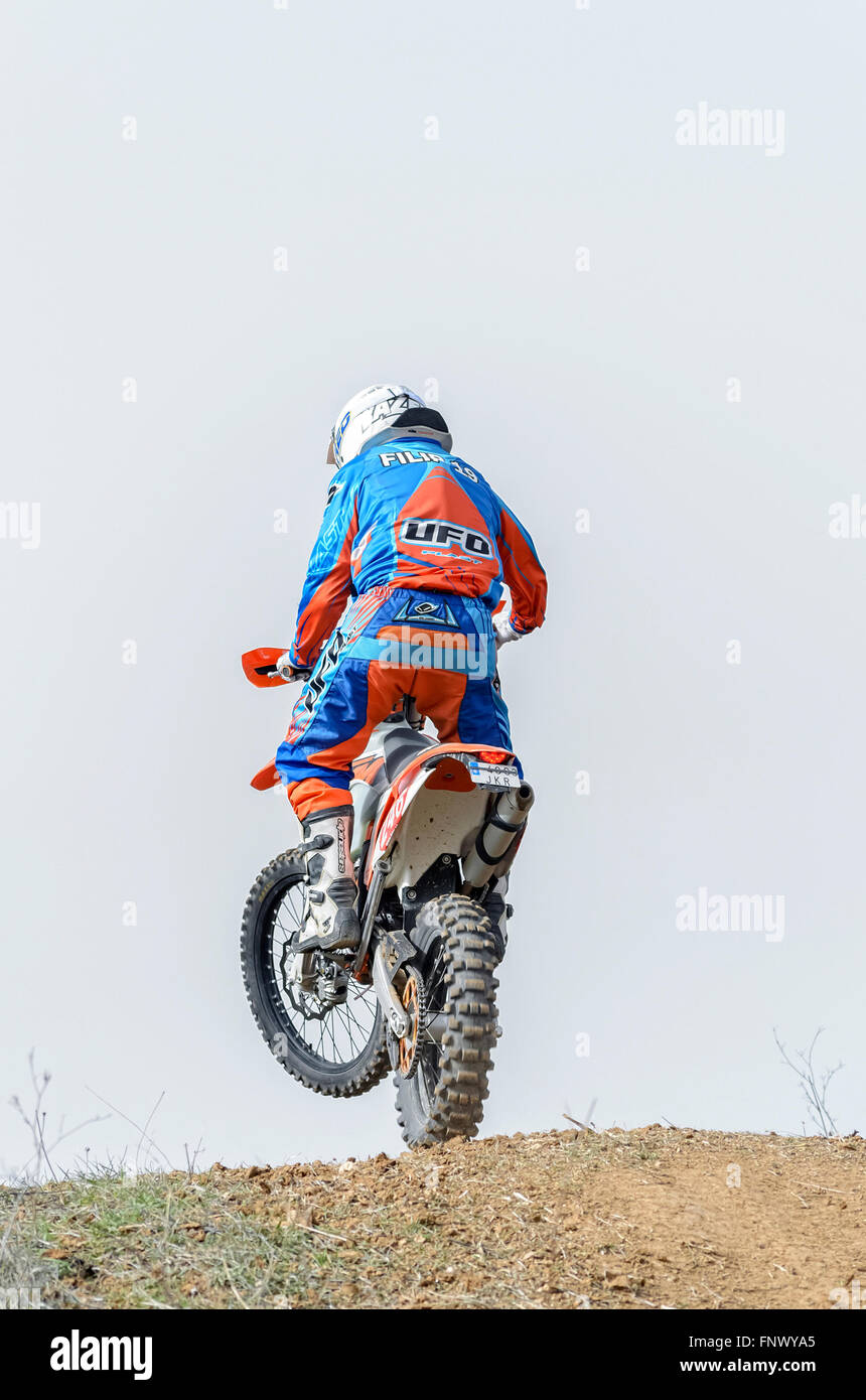 Spanien cross Country Meisterschaft. Rückansicht der Motorradfahrer springt mit seinem Motocross Motorrad. Stockfoto