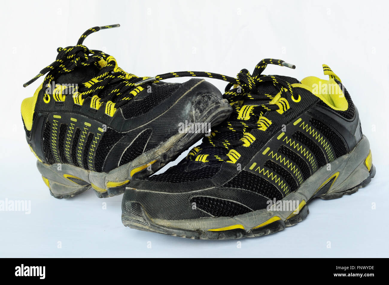 Schwarz und gelb gefärbt verwendet Laufschuhe, sport Stockfoto