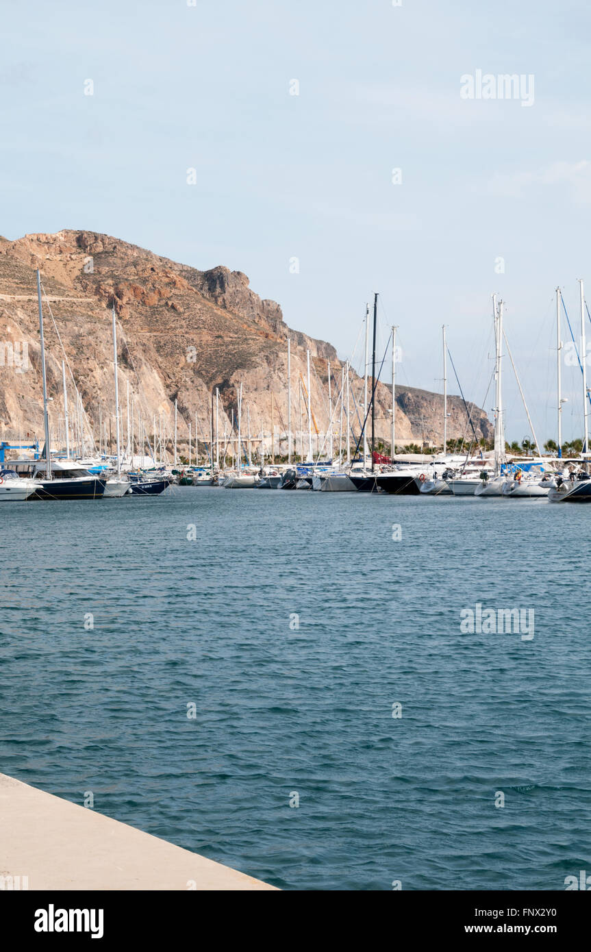 Kleine Fischerboote und Yachten im Hafen von Puerto Deportivo, Aguadulce, Roquestas de Mar, Spanien Stockfoto